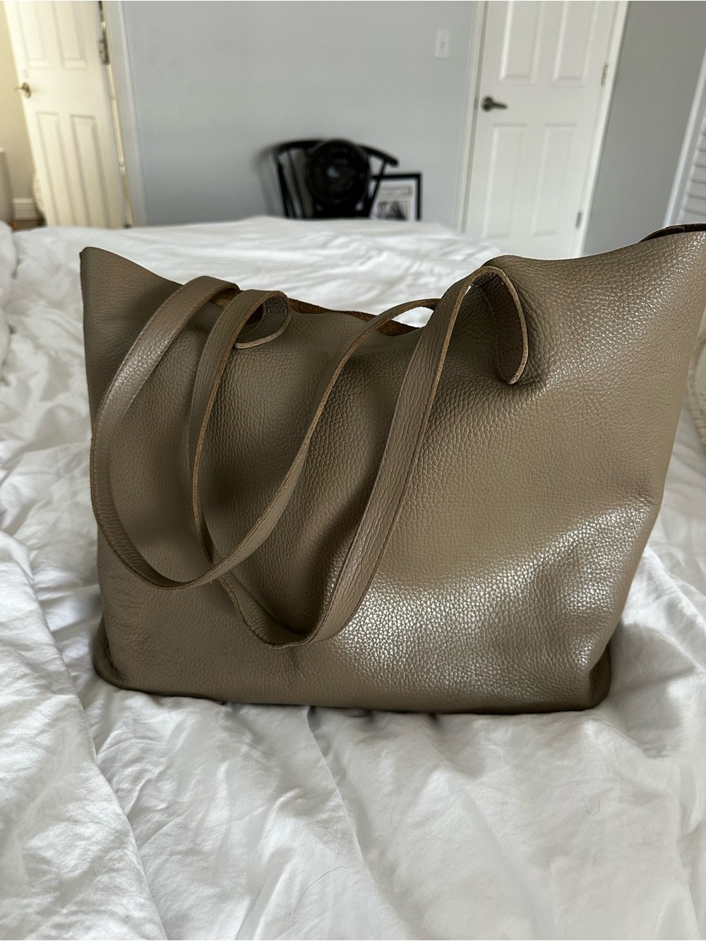 Cuyana Classic Leather Tote in Stone